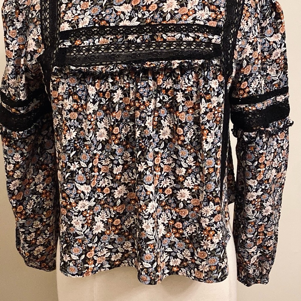 American Eagle Black Floral Crochet Trim Open Back Tie Up Babydoll Top Size M - Picture 3 of 15